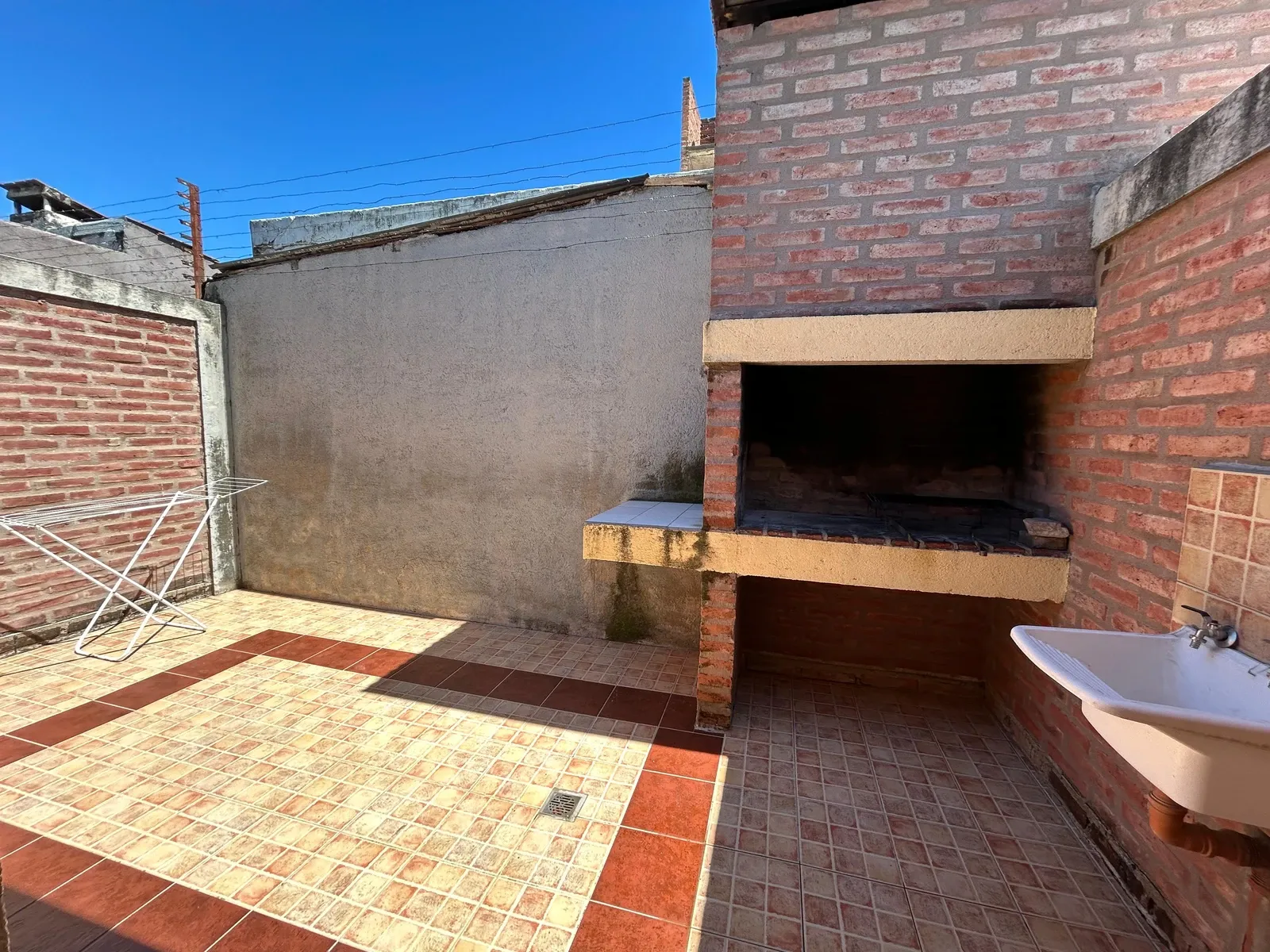 Parrilla de ladrillo propia del departamento, con mesada y bacha